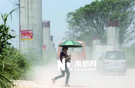 <p>    昨日，清平高速二期觀瀾接駁段橋墩下路面坑洼泥濘，灰塵滿天飛。 南都記者 徐文閣 攝</p>