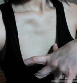 平胸大賽網(wǎng)絡(luò)走紅 我平胸我快樂