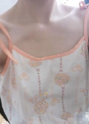 網(wǎng)絡(luò)平胸大賽走紅 妹子胸部被當(dāng)做鼠標(biāo)墊(圖)