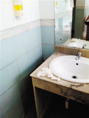 <a href=http://www.thesurfingworld.com/shenzhen/ target=_blank class=infotextkey>深圳</a>公廁尿歪罰款第一日 尿正的沒有增多