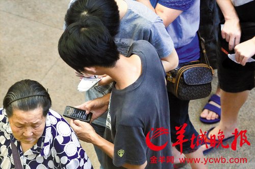 排隊的“黃牛”各手執(zhí)一疊白紙，上面寫好了要掛號的人的信息，包括姓名、電話、要掛的科室等。穿黑白花紋衣服的老婆婆正在排隊掛號