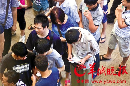 挎腰包的“黃牛”分發(fā)一輪“任務”后，自己也開始整理“炒號”簽條