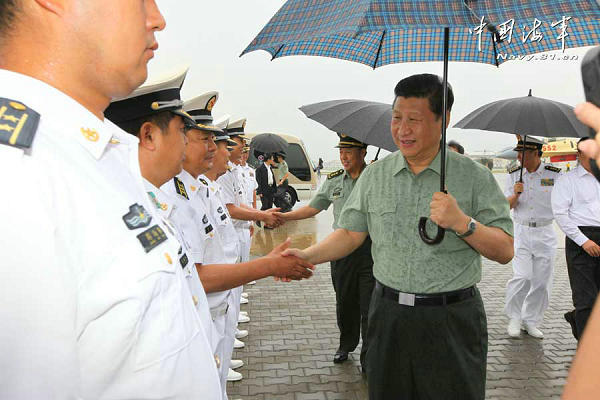 資料圖：習(xí)近平冒雨登上遼寧艦。