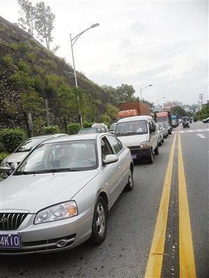 紅燈122秒綠燈15秒 <a href=http://www.thesurfingworld.com/shenzhen/ target=_blank class=infotextkey>深圳</a>8萬居民出門大堵車