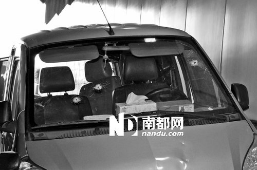 佛山偷車(chē)賊駕車(chē)沖撞警車(chē) 民警連開(kāi)5槍逼停