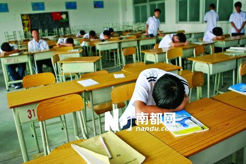 東莞一職校新生減半 學(xué)校逼老師轉(zhuǎn)崗做保安