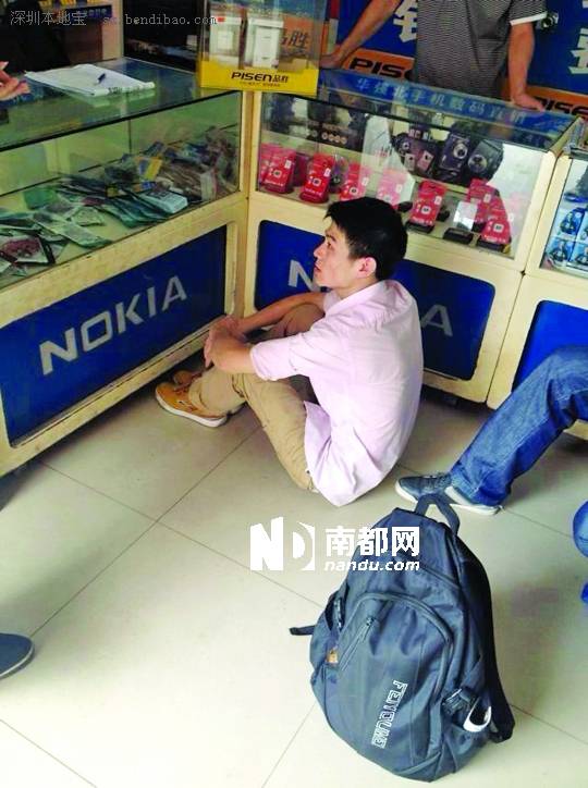 <p> →綁架案嫌疑人在手機(jī)店落網(wǎng)。</p>