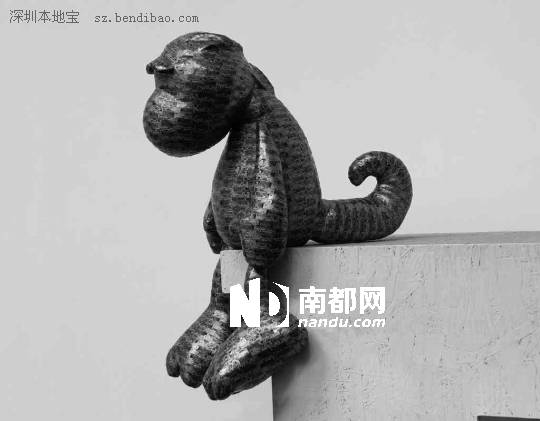 <p>    楊光作品《玩偶系列之架上的小恐龍》。</p>