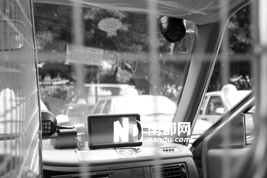 <p>    上方裝了攝像頭，顯示屏?xí)棾鲈u價界面，乘客可點(diǎn)“滿意”或“不滿意”。南都記者 劉媚 攝</p>