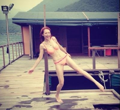 TVB女主播穿三點式海邊秀美腿 力證沒整容