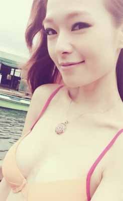 TVB女主播穿三點式海邊秀美腿 力證沒整容