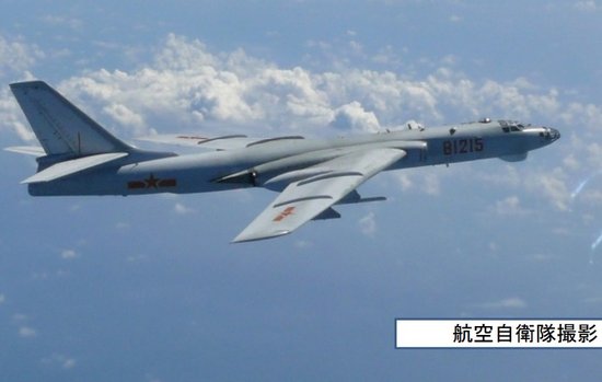 中國2架轟6轟炸機(jī)飛經(jīng)沖繩海域 日戰(zhàn)機(jī)升空