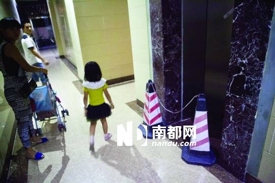 <p>    福永尚園小區(qū)內(nèi)，因為發(fā)生事故，大廈的電梯已經(jīng)暫停使用，居民只能爬樓梯上落。</p>