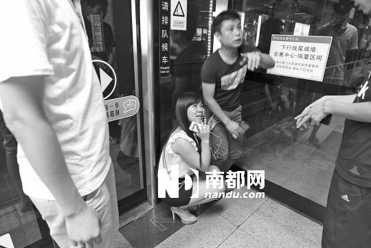 <p>    昨日下午，在地鐵會(huì)展中心站，涉事的3名乘客演示自救過(guò)程。南都記者 徐文閣 攝</p>