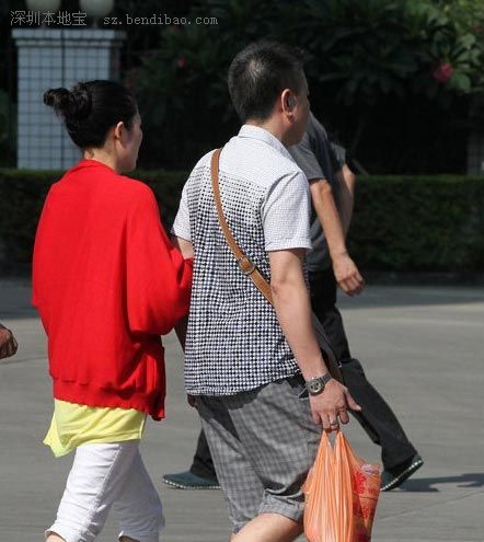 哺乳期女子涉嫌毒駕撞死兩人 被保釋淡定嗑瓜子