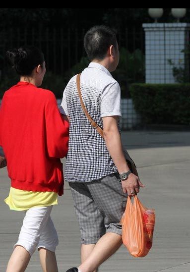 哺乳期女子涉嫌毒駕撞死兩人 被保釋淡定嗑瓜子