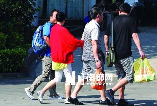 哺乳期女子涉嫌毒駕撞死兩人 被保釋淡定嗑瓜子