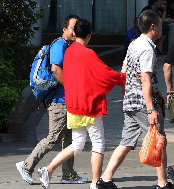 哺乳期女子涉嫌毒駕撞死兩人 被保釋淡定嗑瓜子