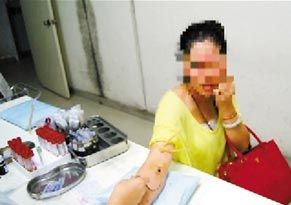 哺乳期女子涉嫌毒駕撞死兩人 被保釋淡定嗑瓜子