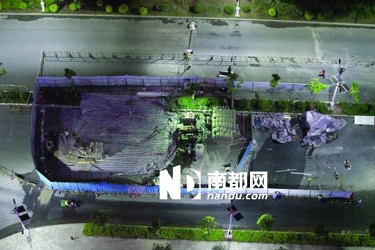 <p>    從熙龍灣小區(qū)29樓俯瞰，地陷區(qū)域用兩米高圍板封住并對(duì)路面進(jìn)行修復(fù)。劉有志 攝</p>