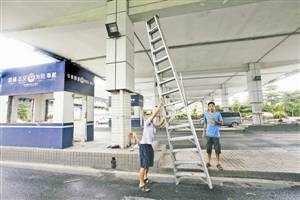 梅林關(guān)檢查崗?fù)そ裨?時(shí)開拆 市民拍照紀(jì)念