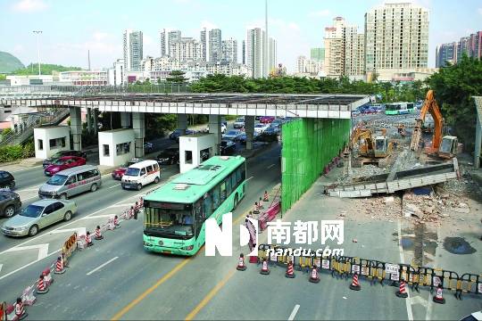 <p>    昨日上午，梅林檢查站進(jìn)關(guān)方向，進(jìn)入公交站場(chǎng)的邊防崗?fù)ら_始拆除。為期40天的梅林關(guān)關(guān)口交通設(shè)施近期改善工程正式實(shí)施。 南都記者 趙炎雄 攝</p>