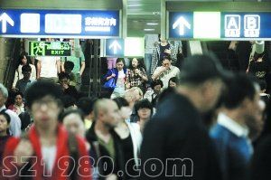 北京地鐵4號(hào)線今晨雙向停運(yùn) 站外黑車坐地漲價(jià)