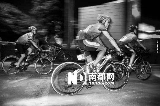 <p>    昨晚8時，福田梅林文體中心，挑戰(zhàn)400公里騎行的車友們準時出發(fā)。實習生劉羽潔 南都記者 霍健斌 攝</p>