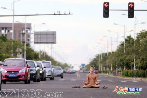 一名外籍男子口含刀片在?？谑泻推酱蟮澜唤绾５榱肥致房隈R路中央打坐