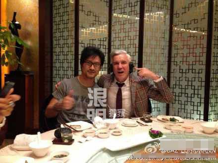從背景看，汪峰與章子怡確實共同赴導(dǎo)演飯局。