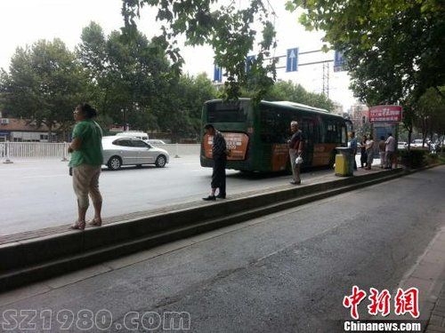 南京驚現(xiàn) 平衡木 公交站臺(tái) 僅50厘米寬(圖)
