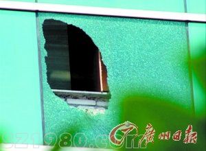 廣州三樓餐廳玻璃爆 男童墜樓砸凹轎車