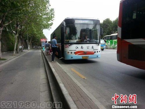 南京驚現(xiàn) 平衡木 公交站臺(tái)僅50厘米寬（圖）