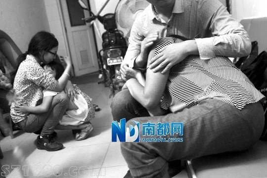 <p>    昨日，遇害男童（左圖）的家人難掩悲傷哭作一團(tuán)。 南都記者 王子榮 攝</p>