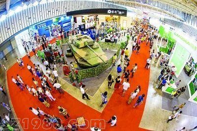 南京房交會(huì)上前去看房<a href=http://www.thesurfingworld.com/maifang/ target=_blank class=infotextkey>買(mǎi)房</a>的市民絡(luò)繹不絕，不少都是拖家?guī)Э邶R上陣。揚(yáng)子晚報(bào)記者 宋嶠 攝