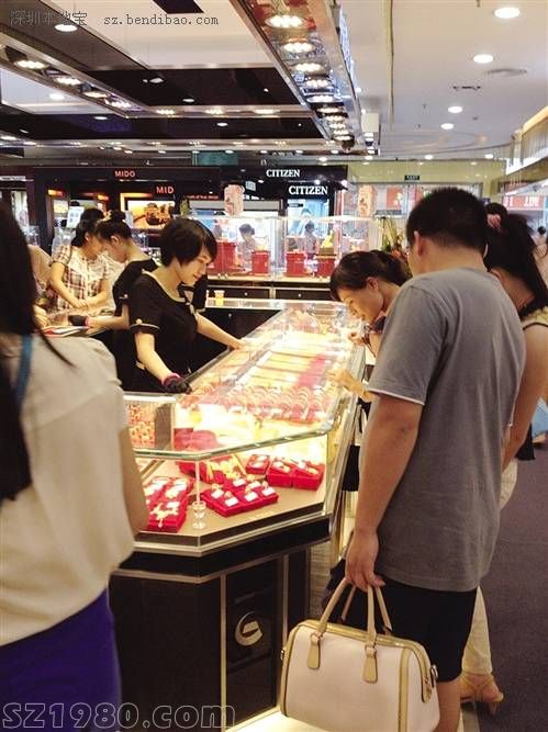 中秋假期消費(fèi)者購金踴躍 記者 盧道明 攝