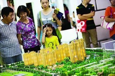南京房交會(huì)上前去看房買(mǎi)房的市民絡(luò)繹不絕，不少都是拖家?guī)Э邶R上陣。揚(yáng)子晚報(bào)記者 宋嶠 攝