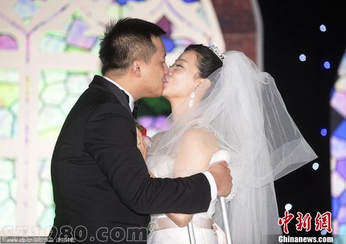  最美火炬手 金晶完婚 獲新郎熱吻幸福滿溢