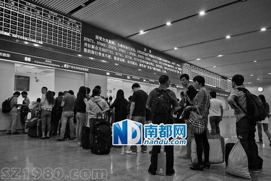 <p>    22日晚，廣州南站乘客正排隊(duì)退票改簽。實(shí)習(xí)生 劉羽潔 南都記者 趙炎雄 攝</p>
