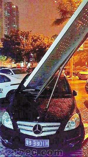 <a href=http://www.thesurfingworld.com/shenzhen/ target=_blank class=infotextkey>深圳</a>一外墻裝飾架脫落 奔馳車被砸面目全非