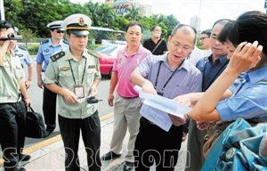 國慶游廣東遇黑導(dǎo)游黑大巴可撥12301舉報(bào)