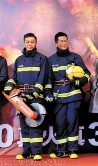 　劉青云、古天樂(lè)身穿消防員制服出場(chǎng)。