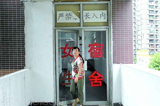  昨日，南坪中學(xué)，只要看見有人想進(jìn)入女生宿舍，管理員就會過來詢問。 重慶晨報記者 許恢毅 攝