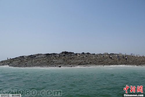 巴基斯坦強(qiáng)震致海上冒出小島 多人登島 探險 