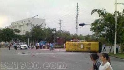 <a href=http://www.thesurfingworld.com/shenzhen/ target=_blank class=infotextkey>深圳</a>泥頭車校車相撞 校車側(cè)翻16名師生受傷
