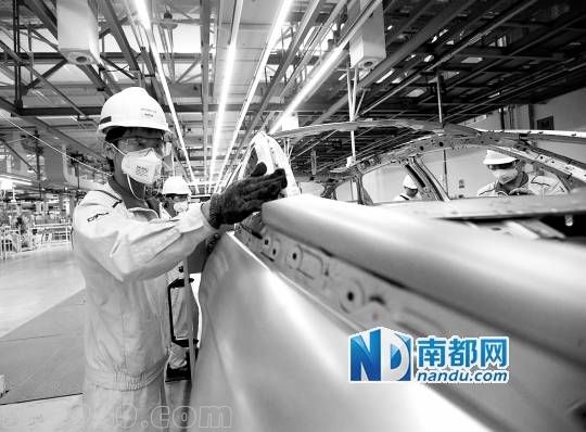 <p> 技術(shù)人員在對汽車進行打磨。</p>