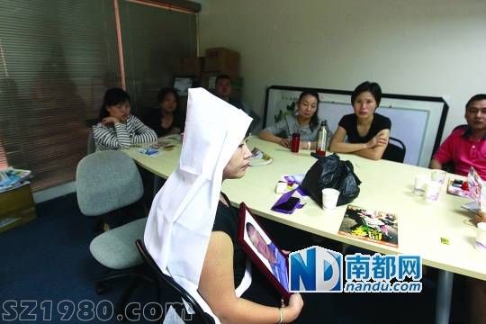 <p>    赴泰旅游突發(fā)腦溢血死亡，死者家屬穿著孝衣來到旅行社討要說法。南都記者 王子榮 攝</p>