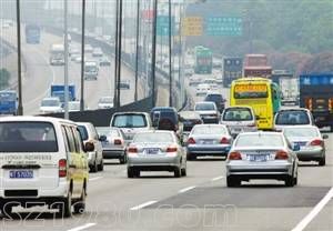 廣深高速車流量暴漲10倍 司機(jī) 與其堵車寧愿收費(fèi)