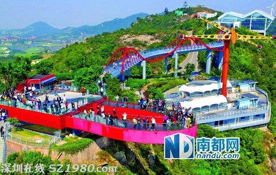 女子在<a href=http://www.thesurfingworld.com/shenzhen/ target=_blank class=infotextkey>深圳</a>東部華僑城高空景點墜崖身亡