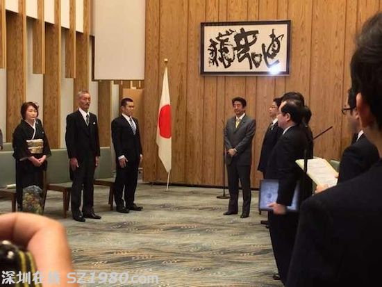 安倍向救人的中國學(xué)生頒獎狀 加蓋日本國璽(圖)